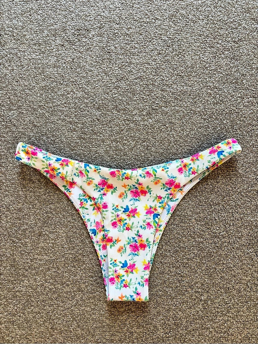 Never worn. Kulani Kinis Floral Bikini Bottom White & Multicolor Size Medium